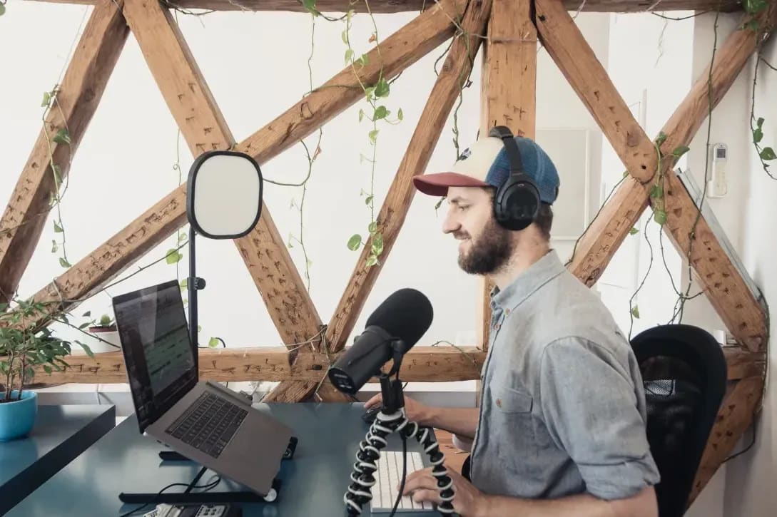Live streaming support for podcast episodes